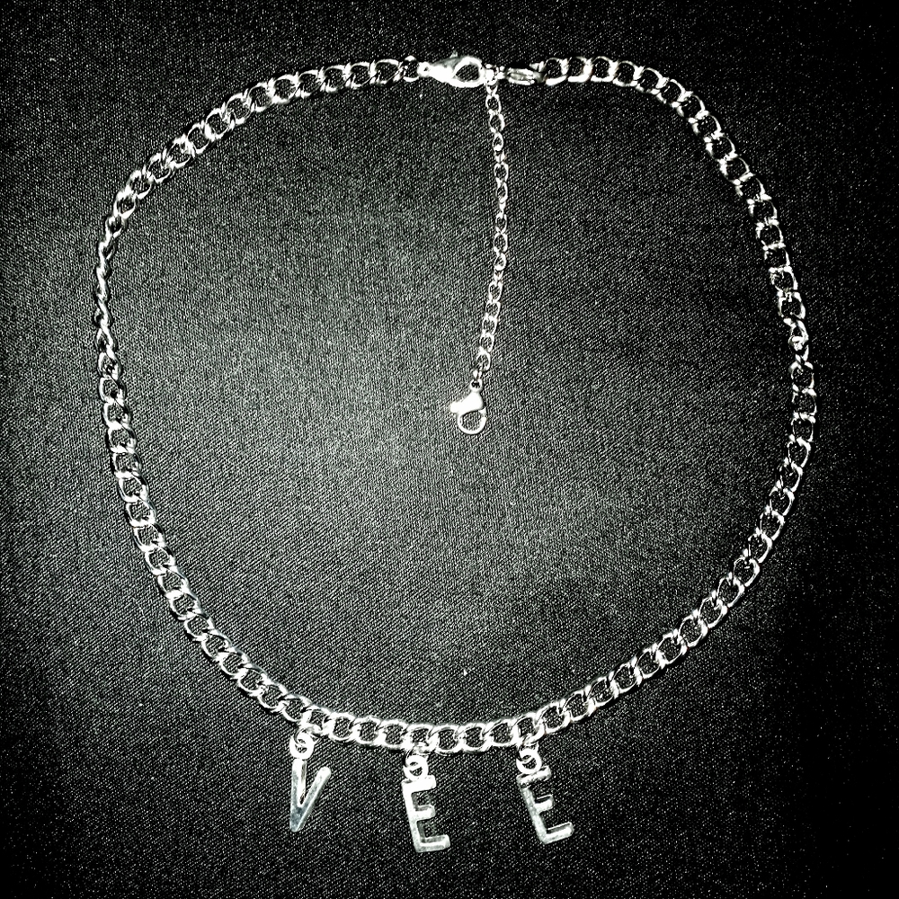 👾 Vee Monogram Letter Charm Chain Choker